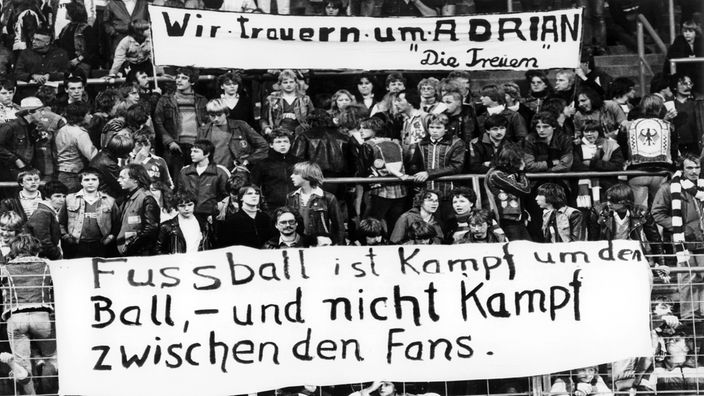 Fans des SV Werder Bremen zeigen während des UEFA-Cup-Spiels ihrer Mannschaft am 20.10.1982 ihre Anteilnahme am Tod von Adrian Maleika
