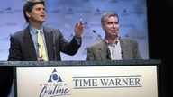 AOL-Chairman Steve Case (links) und Time-Warner-Chairman Gerald Levin bei Fusionsverkündung im Januar 2000	