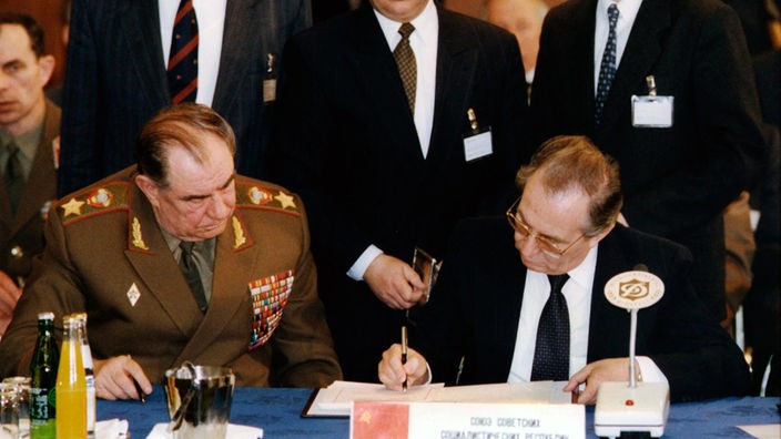 Der sowjetische Außenminister Alexander Bessmertnych und der sowjetische Verteidigungsminister Dimitri Jasow am 25.02.1991 beim Beschluss der Auflösung der militärischen Strukturen des Warschauer Paktes zum 31.03.1991