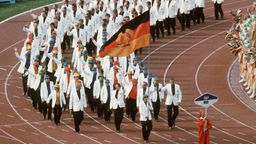 Die 350 Sportler der DDR-Mannschaft marschieren 1980 bei der Eröffnungsfeier der Olympischen Sommerspiele in Moskau in das Leninstadion ein