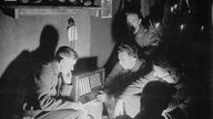 Soldaten der Deutschen Wehrmacht an der Front am Ärmelkanal beim Rundfunkhören zu Weihnachten 1940 (NS-Propaganda-Foto)