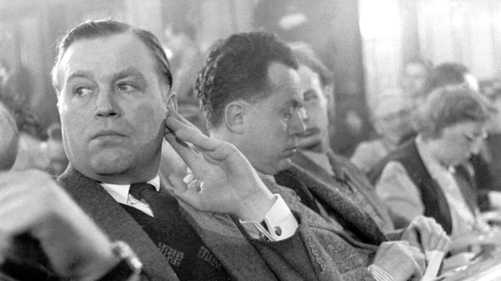 Otto John (links), früherer Präsident des Bundesamtes für Verfassungsschutz (1950-54), am 19.1.1955 auf einer Pressekonferenz in Ost-Berlin