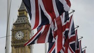 Britische Flaggen vor Big Ben in London