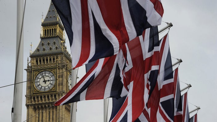 Britische Flaggen (Union Jack) vor Big Ben in London