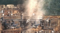Ein Satellitenphoto vom 14.03.2011 zeigt das Atomkraftwerk Fukushima I nach einer zweiten Explosion - diesmal in Reaktor drei.