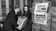 In der Verteilungsstelle Stuttgart übergibt der Vorsitzende des Komitees für die Verteilung von CARE-Paketen am 02.09.1946 einer Empfängerin ihr Paket