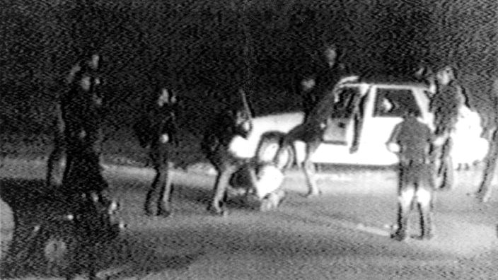 Ausschnitt eines Videos, das Polizeigewalt bei der Festnahme von Rodney King am 03.03.1991 in Los Angeles zeigt