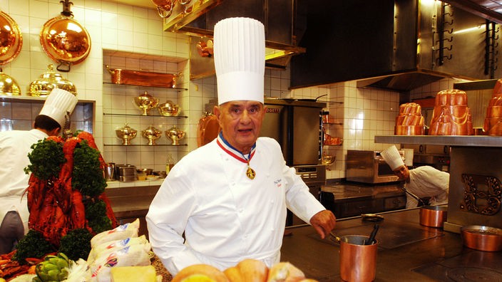 Der Koch Paul Bocuse steht in seiner Küche