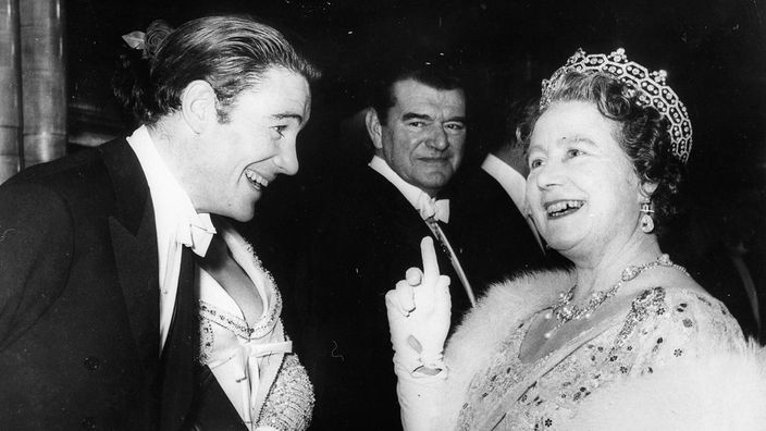 Der Schauspieler Peter O'Toole (links) 1965 mit der Queen Mum bei einer Vorführung des Films Lord Jim