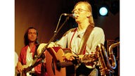Gerhard Gundermann mit seiner Band Seilschaft während eines Auftritts 1995