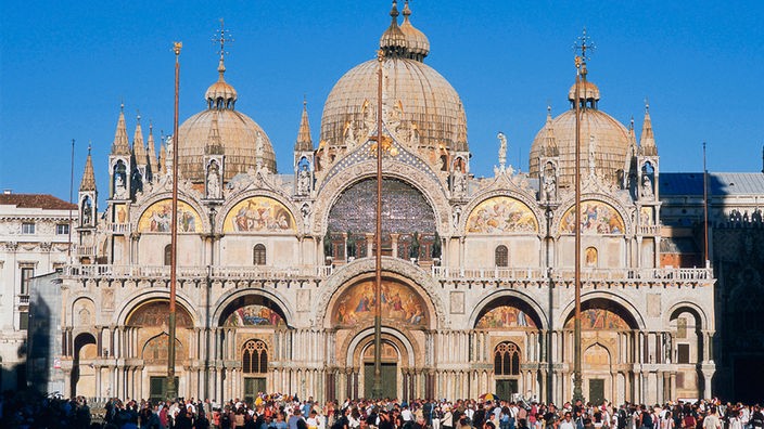 Die Westfassade der Markuskirche in Venedig
