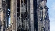 Am Turm der Lamberti-Kirche in Münster sind drei Eisenkörbe aufgehängt