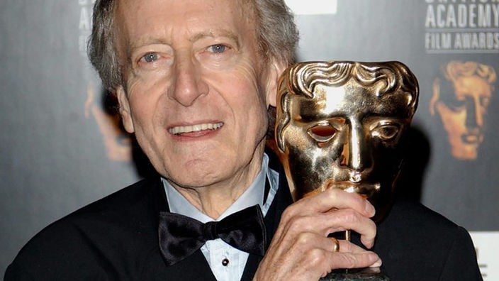 ARCHIV - Der Komponist John Barry freut sich bei den British Academy Film Awards (BAFTAs) in London über seine Auszeichnung (Archivfoto vom 12.02.2005). 