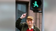 Verkehrspsychologe Karl Peglau mit dem von ihm entworfenen DDR-Ampelmännchen