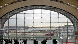 Reisende am Flughafen Charles de Gaulle
