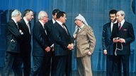 Gaza-Jericho-Abkommen: Am 04.05.1994 wenden sich (v.l.nr.) Schimon Peres, Andrej Kosyrew, Izchak Rabin, Amre Mussa (verdeckt), Husni Mubarak und Warren Christopher (r.) dem PLO-Führer Jassir Arafat zu
