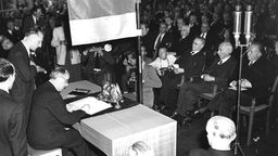 Ernst Reuter, Oberbürgermeister und Abgeordneter im Parlamentarischen Rat der Stadt Berlin, unterzeichnet am 23.05.1949 das Grundgesetz 