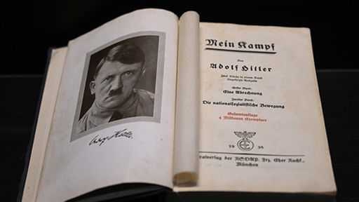 Ein aufgeschlagenes Exemplar von Adolf Hitlers "Mein Kampf"