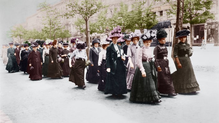 Frauen 1912 in Berlin auf dem Weg zu einer Demonstration für das Frauenwahlrecht