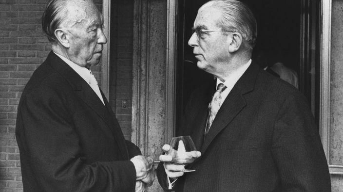 Bundeskanzler Konrad Adenauer (CDU) (l.) und sein Staatssekretär Hans Globke (Aufnahme von 1963)