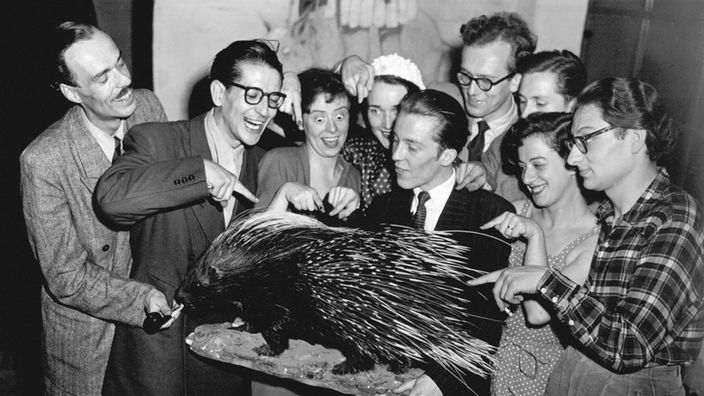 Mitglieder des Kabarettensembles "Die Stachelschweine" mit ihrem Maskottchen (Aufnahme vermutlich von 1950)