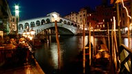 Rialto-Brücke in Venedig bei Nacht