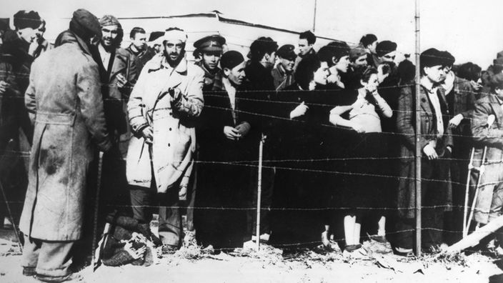 Spanische Bürgerkriegsflüchtlinge in einem Durchgangslager an der französisch-spanischen Grenze bei Perthus  