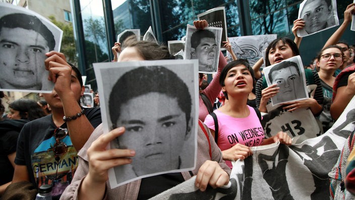 Demonstranten protestieren am 15.10.2014 in Mexiko-Stadt (Mexiko) nach dem Verschwinden von 43 Studenten