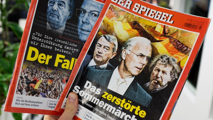 Zwei Ausgaben des Nachrichtenmagazins "Der Spiegel" vom 17.10.2015 (r.) und 24.10.2015 zur Fußball-WM 2006