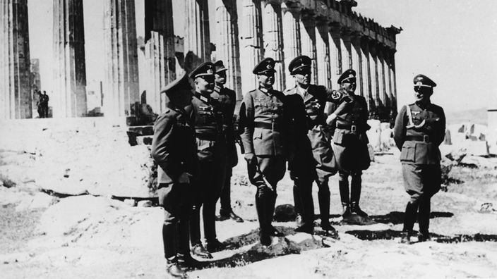 Generalfeldmarschall Walther von Brauchitsch (4.v.l.) besichtigt im Mai 1941 die Akropolis in Athen