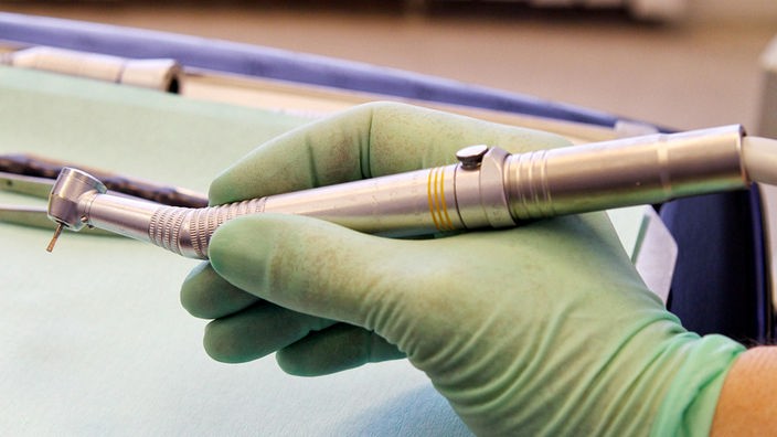Elektischer Zahnbohrer in der Hand einer Zahnärztin (Aufnahme von 2010)