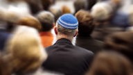 Ein jüdischer Geistlicher trägt eine Kippa, Köln