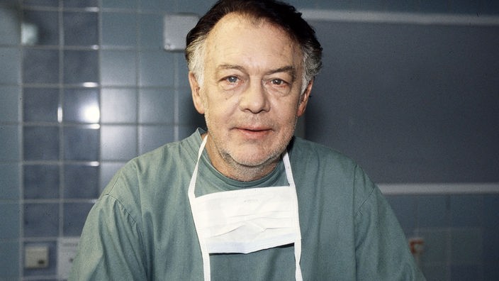 Klausjürgen Wussow, in seiner Rolle als Professor Brinkmann in der TV-Serie "Die Schwarzwaldklinik"
