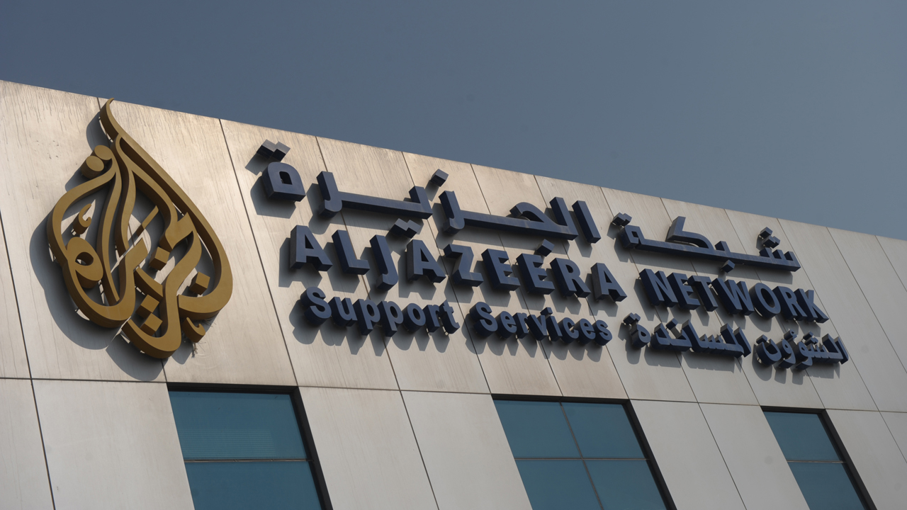 Das Logo des arabischen Fernsehsenders Al Dschasira an der Unternehmenszentrale in Doha, der Hauptstadt von Katar (2011)