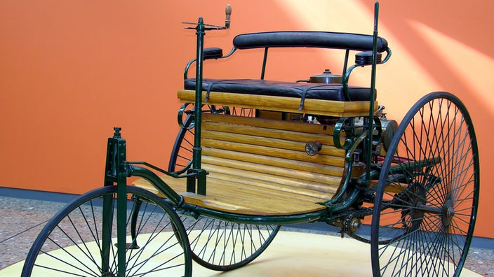 Der Patent-Motorwagen von Carl Friedrich Benz, Baujahr 1886, im Daimler-Museum in Sindelfingen (Aufnahme von 2005)