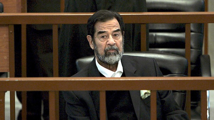 Der gestürzte irakische Präsident Saddam Hussein muss sich in Bagdad vor Gericht verantworten (Aufnahme von 2006)