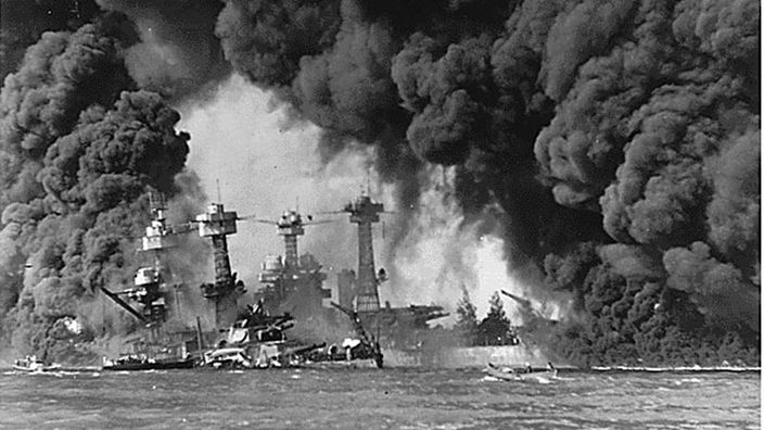 Brennende US-Kriegsschiffe nach dem japanischen Angriff auf Pearl Harbor am 07.12.1941