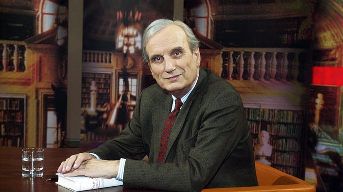 Joachim Fest sitz in einem Fernsehstudio am Schreibtisch (Aufnahme von 2004)