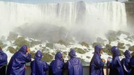 Touristen mit Regenmänteln an den Niagara-Wasserfällen in Ontario, Kanada 