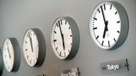 Uhren mit der aktuellen Zeit aus verschiedenen Zeitzonen in einer Lounge der Lufthansa am Frankfurter Flughafen