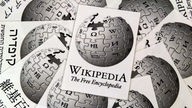 Schriftzug und Logo der freien Internet-Enzyklopädie "Wikipedia"
