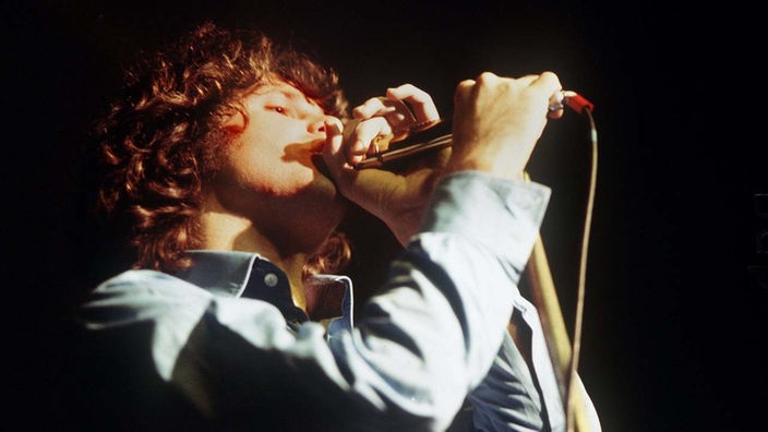 Jim Morrison während eines Auftritts (undatiert)