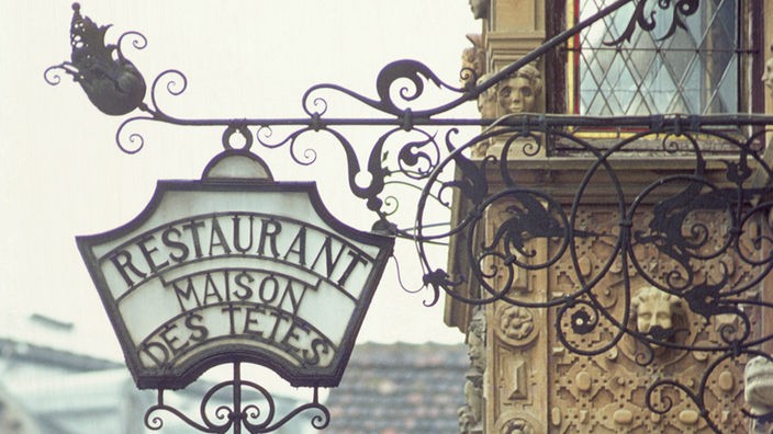 Restaurant-Schild in Collmar mit der Aufschrift Maison des Tetes