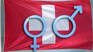 Symbole für männlich und weiblich auf Schweizer Fahne 