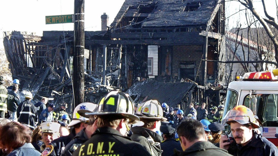 Rettungsmannschaften stehen an einem zerstörten Haus im New Yorker Stadtteil Queens