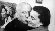 Jacqueline und Pablo Picasso bei inniger Umarmung