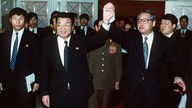Chung Won Shik (r) und sein nordkoreanischer Amtskollege Yon Hyong Muk (l) Hand in Hand nach der Unterzeichnung