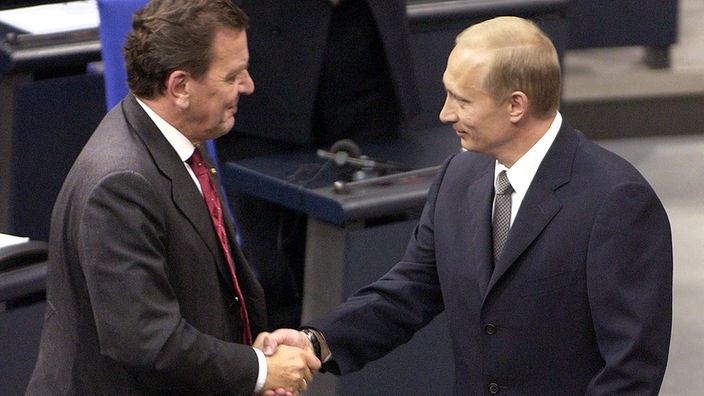 Bundeskanzler Gerhard Schröder begrüßt den russischen Präsidenten Wladimir Putin (r.) am 25.09.2001 im Bundestag