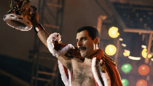Freddie Mercury bei einem Auftritt der Rockband Queen 1980