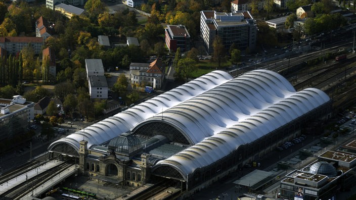 Dresdner Hauptbahnhof mit teflonbeschichteter Dachkonstruktion (Luftbild)